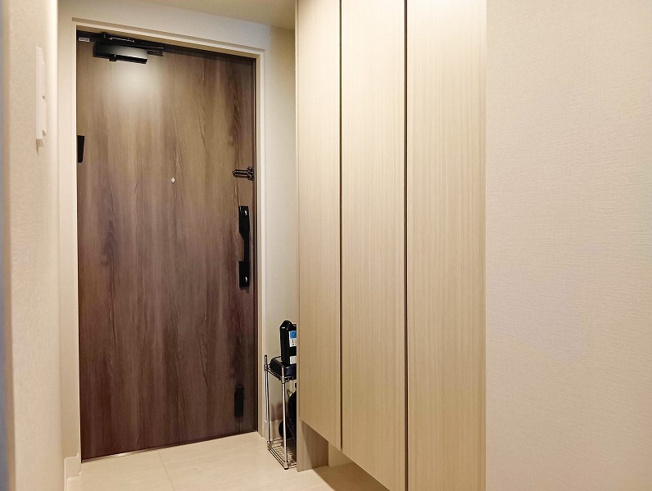 【玄関】 | シャリエ朝霞グランフィールド（朝霞店） | 2026年2月撮影
ご家族の靴をすっきり収納できる大容量シューズボックス！傘立てなどを置けるマルチスペースもございます。
他にも大型のWICやリビング収納など便利な収納スペースが充実！