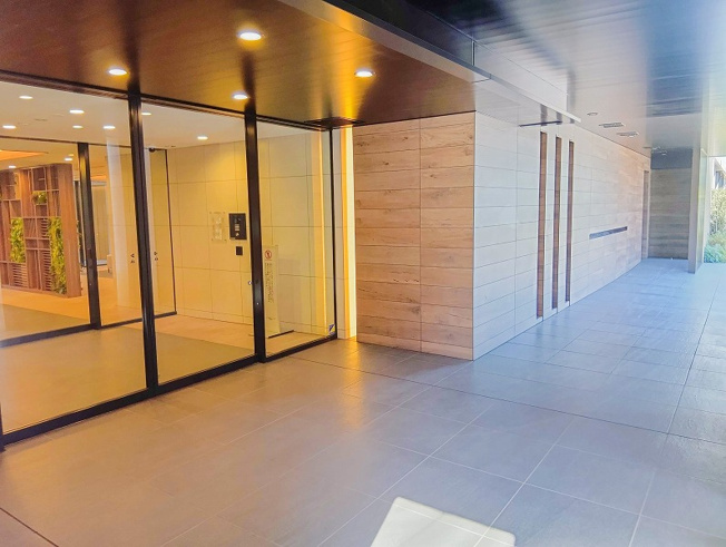 【エントランス】 | シャリエ朝霞グランフィールド（朝霞店） | 2026年2月撮影
共用部も充実したマンションです。
電動ドリルやミシンなどの貸出も実施されております！
朝霞の森など自然豊かな公園が近く、子育て環境が整った住環境です。