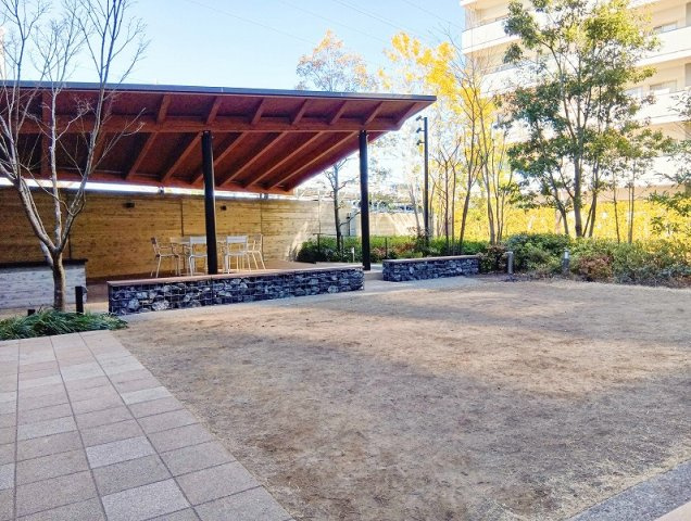 【その他共用部分】 | シャリエ朝霞グランフィールド（朝霞店） | 2026年2月撮影
BBQ用具の貸出もございますので、ご家族やお友達と手軽にバーベキューが楽しめます！
万一に備え、発電機などの防災アイテムを取り揃えた「防災倉庫」も1階共用部に設置されています。