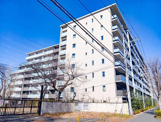 【外観】 | シャリエ朝霞グランフィールド（朝霞店） | 2026年2月撮影
2023年12月築のマンションです！
マンション前にバス停があり、移動も快適◎
周辺は平坦な道が多く、徒歩や自転車での移動も負担が少ないエリアです。