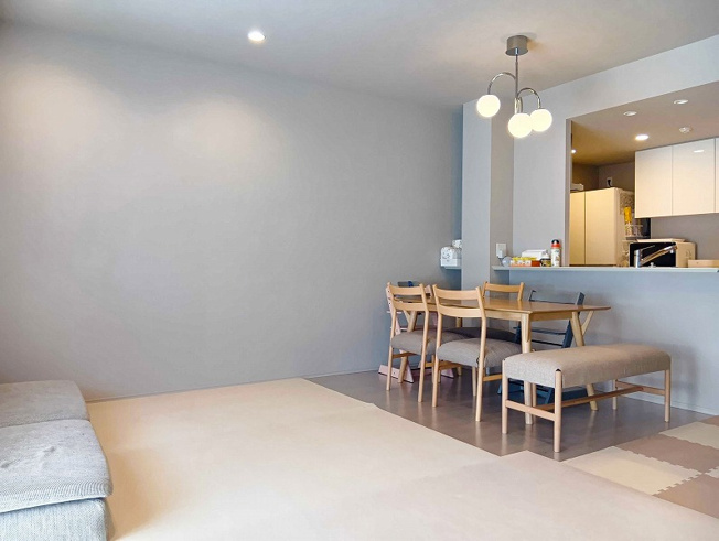 【居間・リビング】 | シャリエ朝霞グランフィールド（朝霞店） | 2026年2月撮影
寒い季節も足元から暖かい床暖房完備のリビングです◎
バルコニーに面した大きな窓やオシャレなダウンライトが設置された明るく広々とした空間となっております。