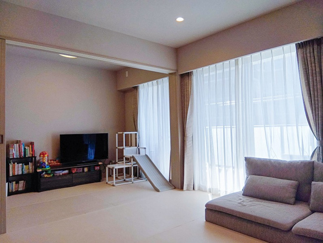 【居間・リビング】 | シャリエ朝霞グランフィールド（朝霞店） | 2026年2月撮影
4.5帖洋室を開放することでリビングと合わせて約20帖のゆったりとした空間に！
広い収納スペースもございますので、お子様の工作やシーズン用品などもすっきり収納できます。