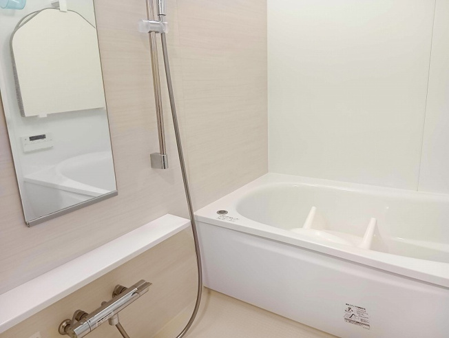 【浴室】 | シャリエ朝霞グランフィールド（朝霞店） | 2026年2月撮影
1日の疲れをほぐす癒しの空間。まほうびん浴槽やカラリ床など快適にお過ごしいただける仕様となっております。
天気を気にせずお洗濯ができる浴室乾燥機付きです♪