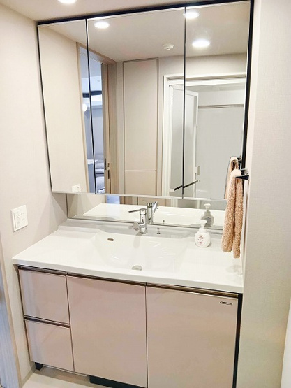 【独立洗面台】 | シャリエ朝霞グランフィールド（朝霞店） | 2026年2月撮影
洗面ボウル一体型カウンターでお手入れの負担軽減◎
三面鏡裏や洗面カウンター下など収納力もバッチリ！