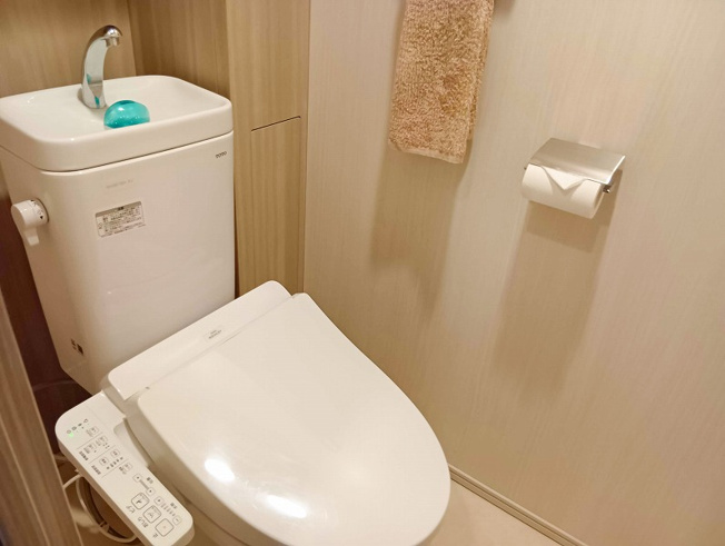 【トイレ】 | シャリエ朝霞グランフィールド（朝霞店） | 2026年2月撮影
温水洗浄機能や暖房便座を備えた節水機能にも優れたトイレ。
背面にはトイレットペーパーの予備や清掃用具が収納できる吊戸棚が設置されています。