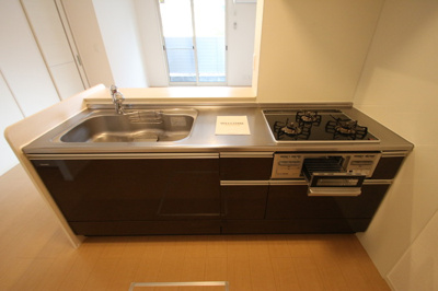 【キッチン】 | 横内GARDEN D棟 | システムキッチン/3口ガスコンログリル付