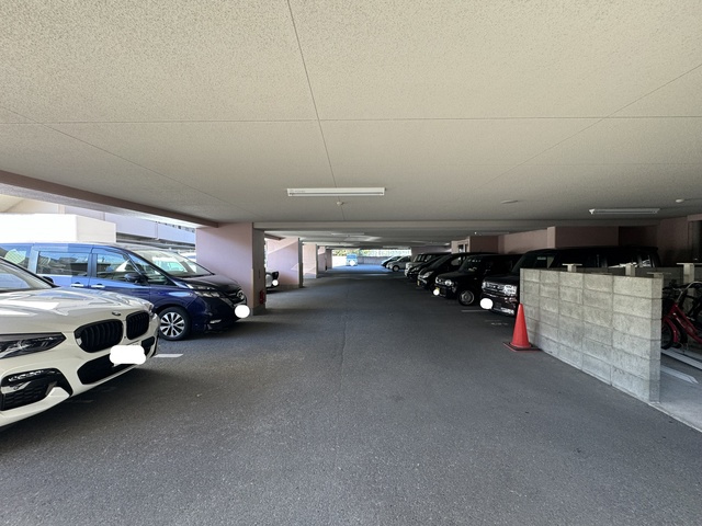 オーパス・ワンの駐車場