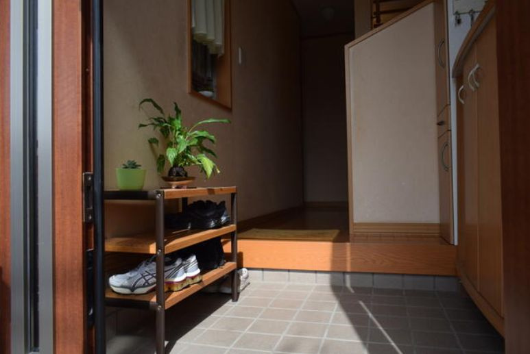 岸和田市西之内町　中古戸建の玄関