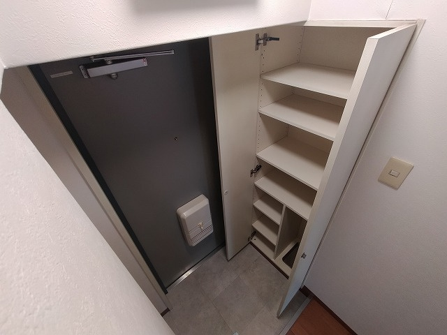 神戸市東灘区青木５丁目の賃貸マンションの玄関|シューズボックス付き