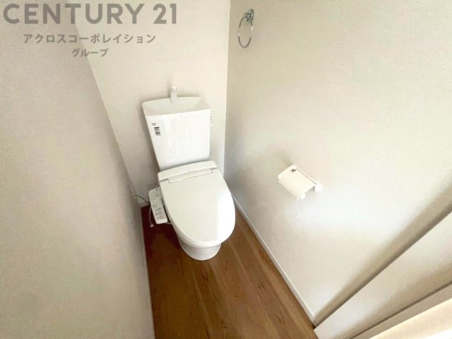 温水洗浄便座付トイレは温水洗浄機能により、暖かい水でおしりを洗浄することができ、冷たい水を使う従来の便座に比べ、温水洗浄機能で暖かいトイレを提供し、快適な使用を可能にします。
