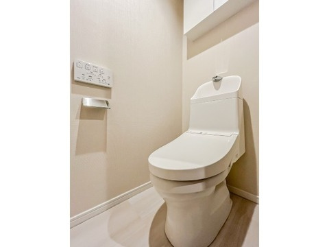 パレ・プラス大井町のトイレ|パレ・プラス大井町：ウォシュレット機能付き節水型トイレの上には吊戸棚収納が付いております♪