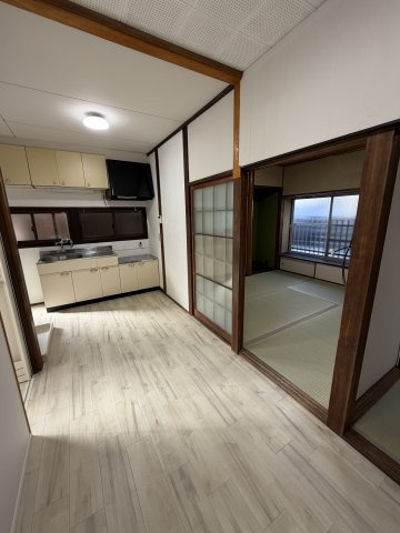 鵜の島貸家の居間・リビング|こちらのリビングで趣味の時間をお楽しみください