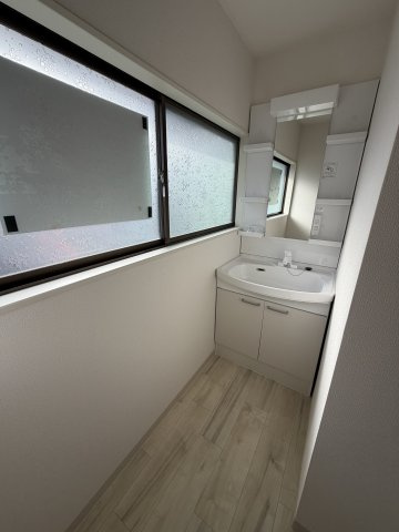 鵜の島貸家の独立洗面台|独立洗面台あり、毎朝おしゃれに忙しい女性の方におすすめです