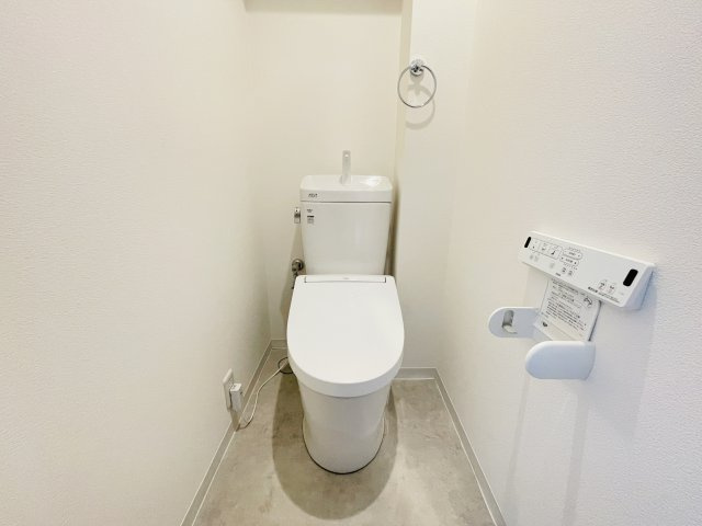 ディオ・フェルティ枚方のトイレ|◆新調された温水洗浄便座付きトイレです！操作がしやすい壁掛けリモコンです！