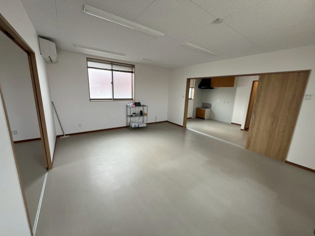 豊明市倉庫付き事務所の内装