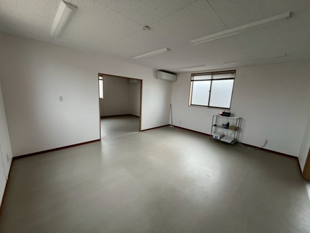 豊明市倉庫付き事務所の内装