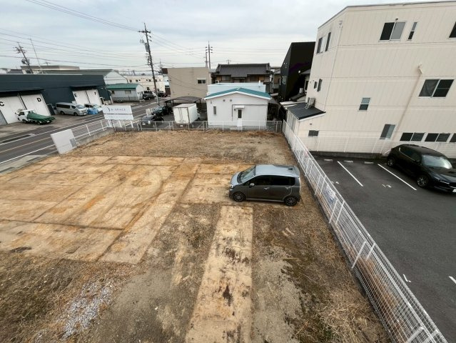 豊明市倉庫付き事務所の駐車場