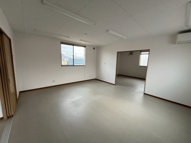 豊明市倉庫付き事務所の内装