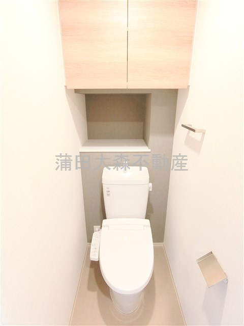 ラティエラ大鳥居のトイレ|吊戸棚と温水洗浄便座付きのトイレ