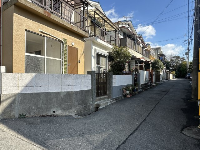 明石市和坂稲荷町戸建の前面道路含む現地写真