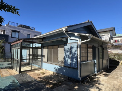 【外観】 | 所沢市星の宮　中古 | 広い庭にみかんの木が生えるサンルーム付きの古民家。
物置もついています。