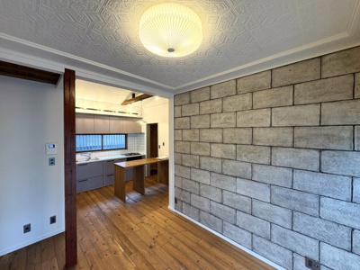 【居間・リビング】 | 所沢市星の宮　中古 | 石張り風のデザインコンクリートがアクセントのリビングダイニング。
陽当りの良い空間で、ポカポカと気持ちが良いです。