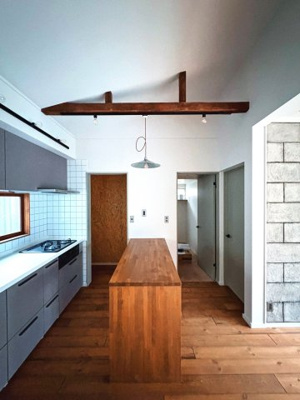 【キッチン】 | 所沢市星の宮　中古 | 吹き抜けの勾配天井で、広々と感じるカウンター付きキッチン。
Panasonic製品採用。
家族の気配を感じながらも、料理が捗る空間です。
冷蔵庫やストック品がスッキリと隠せるパントリー付きです。