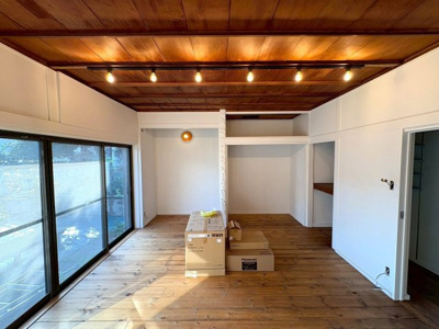  | 所沢市星の宮　中古 | 家族構成によっては、寝室としても、リビングとしても使える広い居室。
みかんの木も見える庭の景色が落ち着きます。