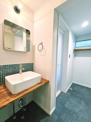 【洗面所】 | 所沢市星の宮　中古 | コンパクトながらも使いやすい造作洗面台。
シックな床が引き締めます。