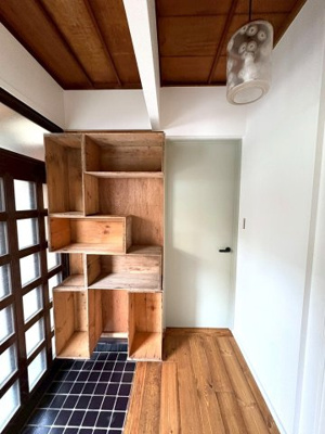 【玄関】 | 所沢市星の宮　中古 | 昔ながらの雰囲気をあえて残した引き戸の玄関。
ディスプレイを兼ねた玄関収納が良い味を出しています。