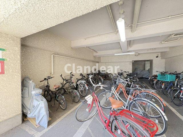 リバーパーク桜木の駐輪場|屋内の自転車置場です。雨風から自転車を守り、乗り降りも天候に左右されません♪