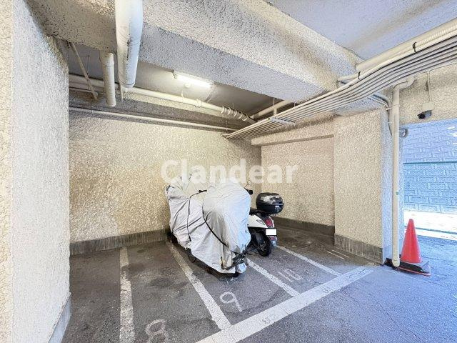 リバーパーク桜木の駐輪場|きれいに保たれたバイク置場が、住む人への心配りを感じさせる共用部。アットホームな雰囲気です♪