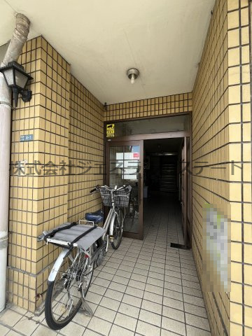 サニーハイツ寝屋川のエントランス