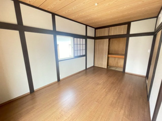 【洋室】 | 千葉市緑区誉田町　中古4LDK　JR外房線「誉田」駅 | 木の質感を活かした天井や柱が落ち着いた和の情緒を感じさせる洋室です。二面採光で風通しも良く障子から届く柔らかな光が空間を明るく演出。フローリング仕様なので、和洋どちらの家具も合わせやすいのが魅力です。