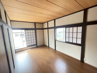 【洋室】 | 千葉市緑区誉田町　中古4LDK　JR外房線「誉田」駅 | 木の質感を活かした天井や柱が落ち着いた和の情緒を感じさせる洋室です。二面採光で風通しも良く障子から届く柔らかな光が空間を明るく演出。フローリング仕様なので、和洋どちらの家具も合わせやすいのが魅力です。