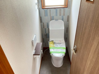 【トイレ】 | 千葉市緑区誉田町　中古4LDK　JR外房線「誉田」駅 | 淡いブルーのアクセントクロスが爽やかな、清潔感たっぷりのトイレ。小窓から自然光が入り、明るく気持ちの良い空間です。便利な棚付きのペーパーホルダーも完備。毎日使う場所だからこそ、心地よさにこだわりました