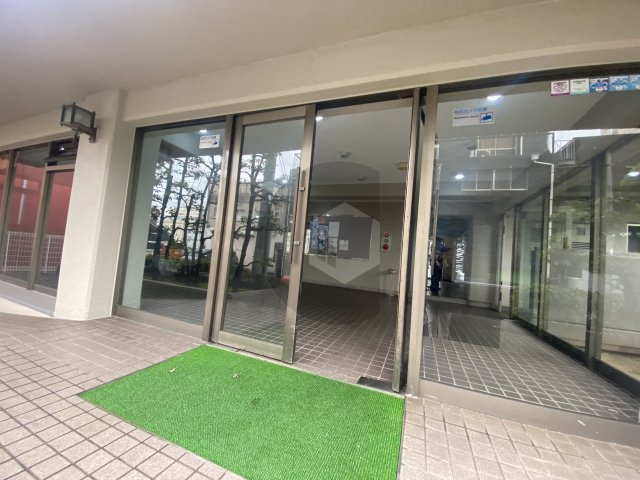 ロイヤルサカエマンションのエントランス