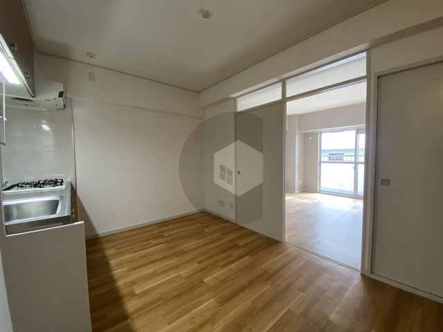 ロイヤルサカエマンションの洋室