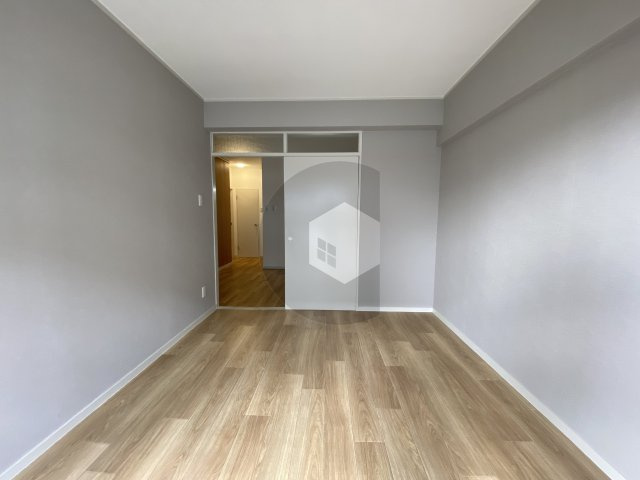 ロイヤルサカエマンションの洋室