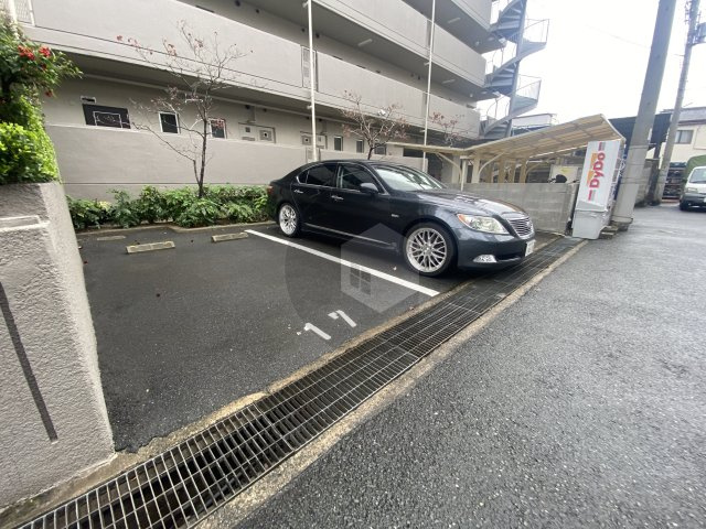 ロイヤルサカエマンションの駐車場