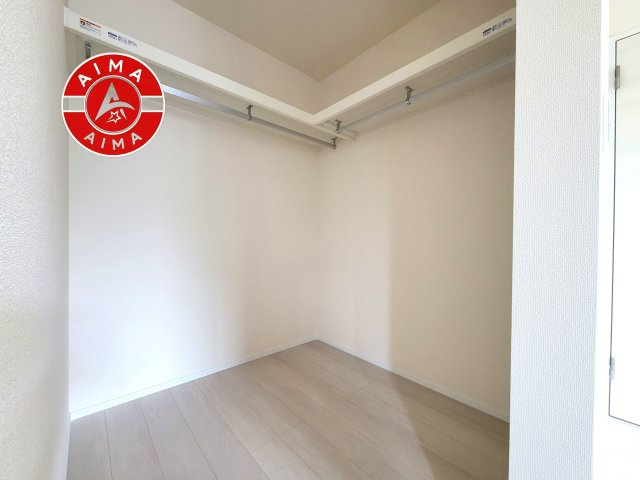 福岡市城南区樋井川4丁目第1-1棟（1号棟）の収納|洋服や大きな荷物が多い方や人数の多いご家族などは、一般的なクローゼットよりもウォークインクローゼットのほうが使い勝手が良いです。