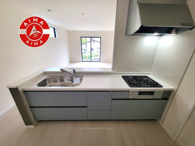 福岡市城南区樋井川4丁目第1-1棟（1号棟）のキッチン|ご家族を近くに感じられる対面キッチンのLDK。会話もはずみそうですね。