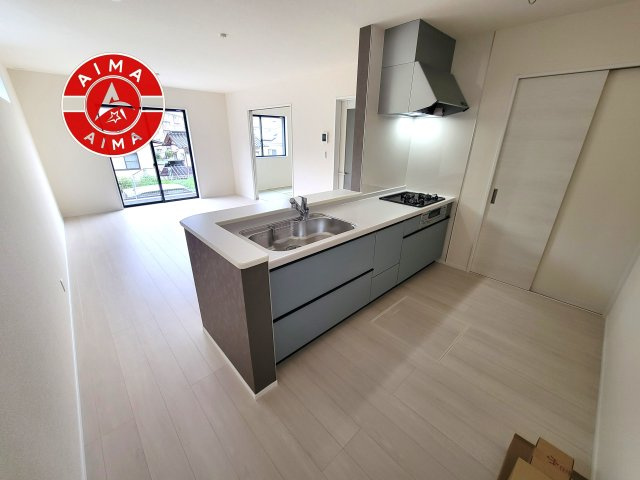 福岡市城南区樋井川4丁目第1-1棟（1号棟）のキッチン|ダイニングテーブルへの配膳がラクラク、お料理はかどるカウンター付きシステムキッチン！