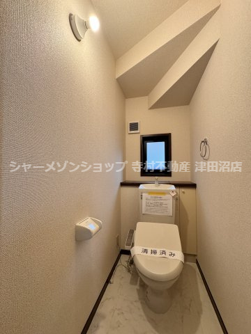 山﨑邸西棟のトイレ|１階トイレ、２階にも温水洗浄便座付きトイレがあります。
