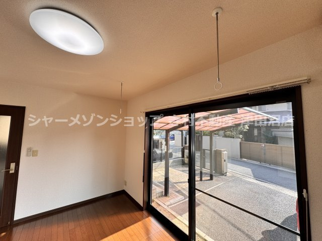 山﨑邸西棟の設備|室内物干し掛け「ホスクリーン」、脱着や高さ調整も可能です。