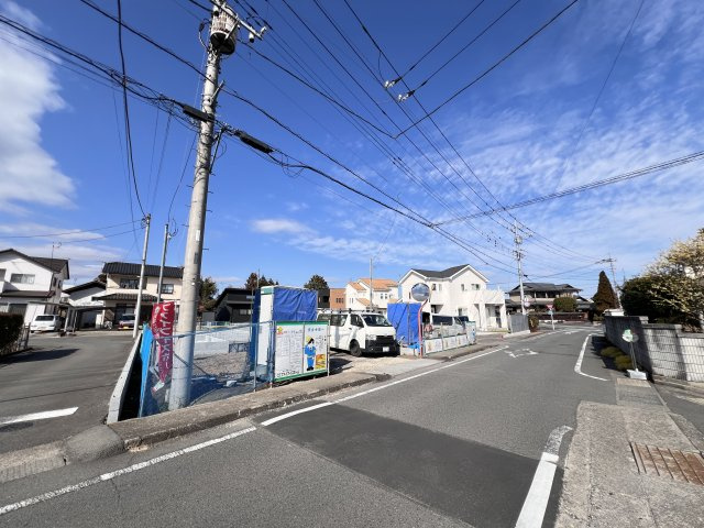 新築　安中市原市2丁目　1号棟の前面道路含む現地写真|西側接道幅員約4.2ｍ　南側接道幅員約6.0ｍ