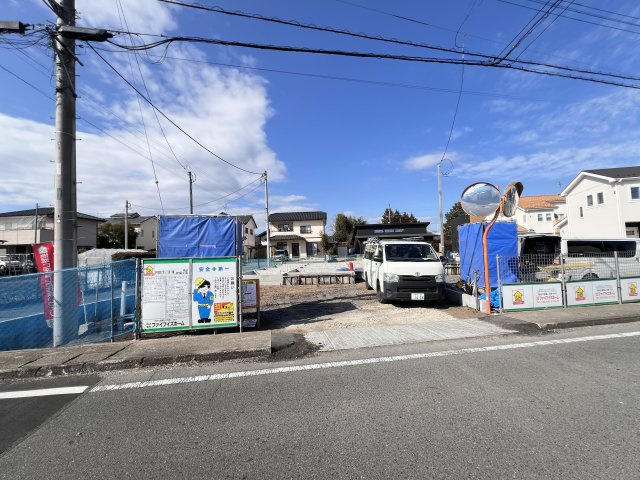 新築　安中市原市2丁目　1号棟の駐車場|現地写真　駐車スペースは建物南側に並列2台分可能です！