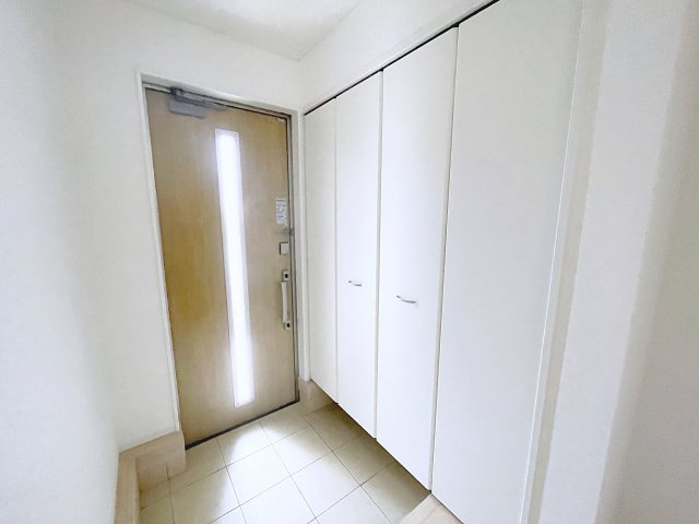 想定年間賃料132万　想定利回り6.67％　木造戸建の玄関