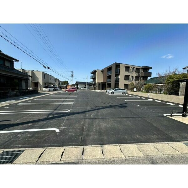 GRAND AGUN（グランド　アグン）の駐車場