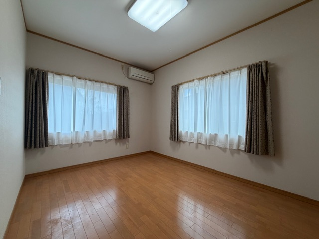 都城市五十町の中古一戸建の洋室